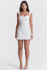 dresses : Isla – Robe d’été courte élégante à volants et bordure en dentelle in van Seroa