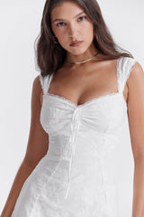 dresses : Isla – Robe d’été courte élégante à volants et bordure en dentelle in van Seroa