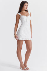 dresses : Isla – Robe d’été courte élégante à volants et bordure en dentelle in van Seroa