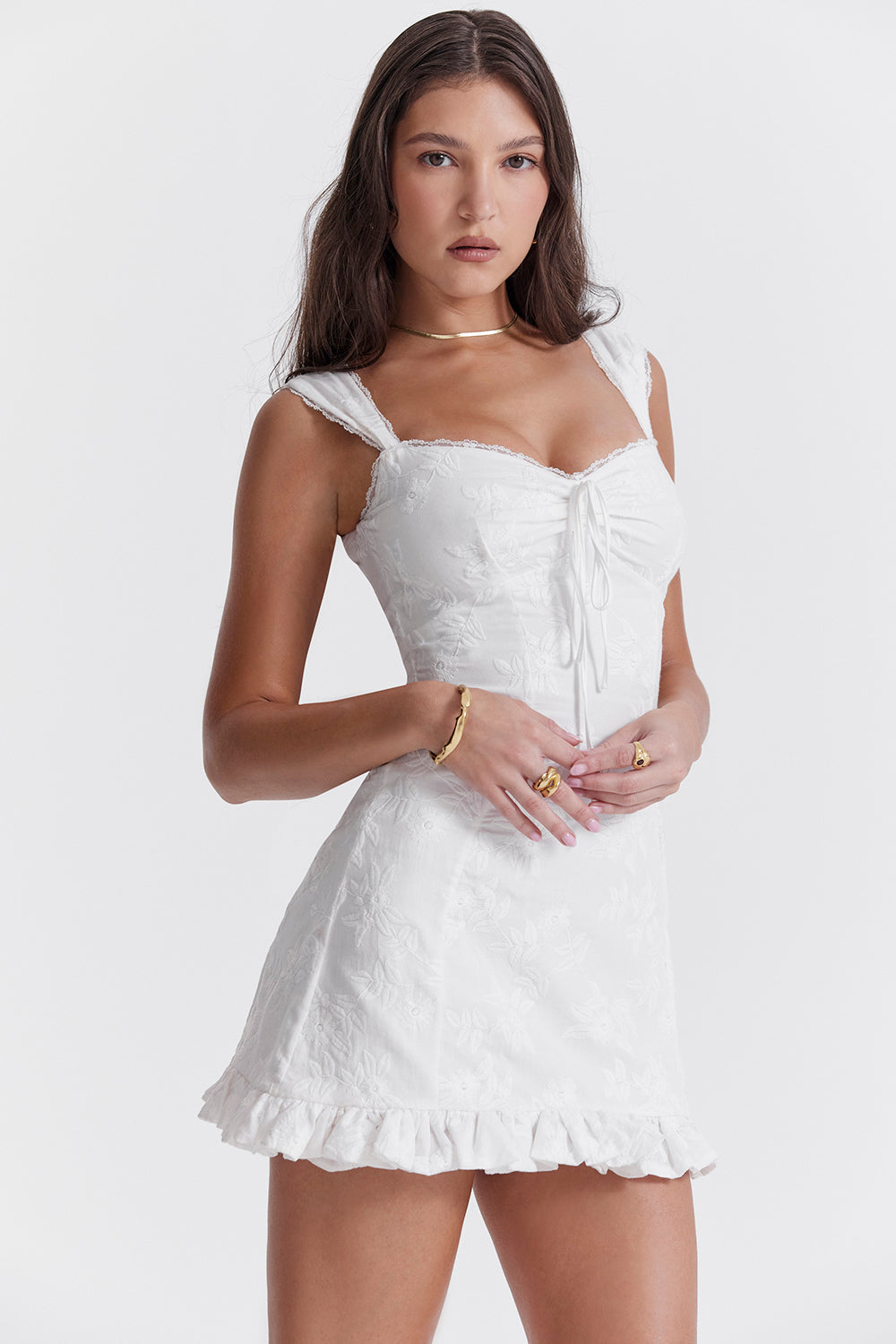 dresses : Isla – Robe d’été courte élégante à volants et bordure en dentelle in van Seroa