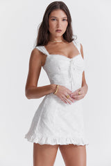 dresses : Isla – Robe d’été courte élégante à volants et bordure en dentelle in van Seroa
