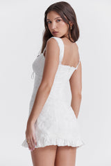 dresses : Isla – Robe d’été courte élégante à volants et bordure en dentelle in van Seroa