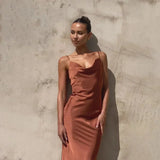 Robe longue femme satinée col bénitier sans manches