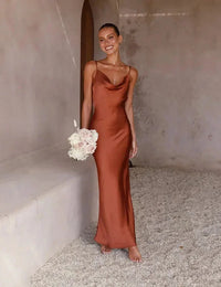 Robe longue femme satinée col bénitier sans manches