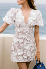 Robe courte florale transparente avec manches bouffantes soirée