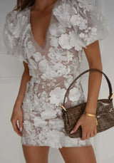 Robe courte florale transparente avec manches bouffantes soirée