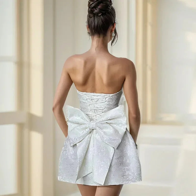 Krótka sukienka damska jacquard bez ramiączek z odkrytymi plecami