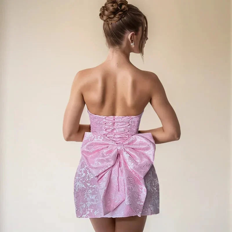 Krótka sukienka damska jacquard bez ramiączek z odkrytymi plecami