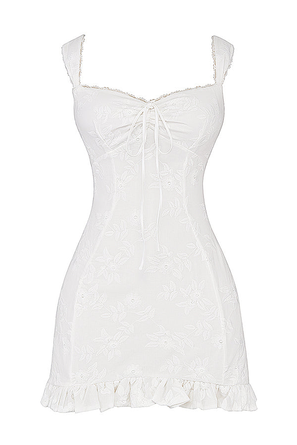 dresses : Isla – Robe d’été courte élégante à volants et bordure en dentelle in van Seroa