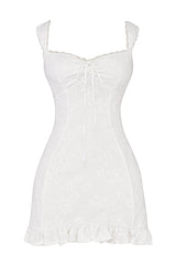 dresses : Isla – Robe d’été courte élégante à volants et bordure en dentelle in van Seroa
