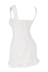 dresses : Isla – Robe d’été courte élégante à volants et bordure en dentelle in van Seroa