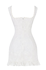 dresses : Isla – Robe d’été courte élégante à volants et bordure en dentelle in van Seroa