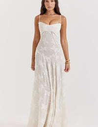 Romantisches langes Kleid mit feinen Trägern, floral und transparent