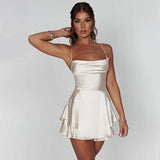 dresses : Lucy – Robe mini de soirée en satin avec ourlet à volants et fines bretelles in van Seroa