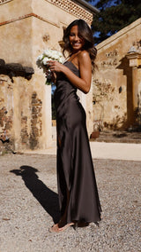 dresses : Annelie – Robe longue élégante en satin avec fente et fines bretelles in Noir van Seroa